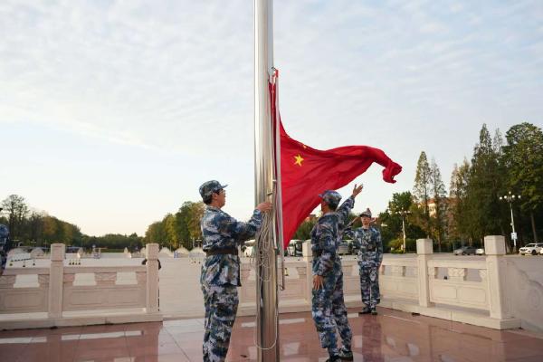 太阳集团tyc234cc举行主题团日活动暨升旗仪式