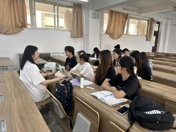 太阳集团tyc234cc朝鲜语系召开期中教学检查学生座谈会
