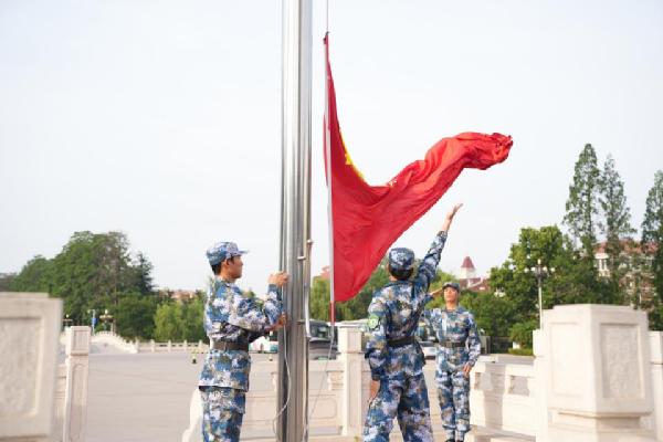 太阳集团tyc234cc举行“青春挺膺担使命，笃行实干启新程”主题升国旗仪式